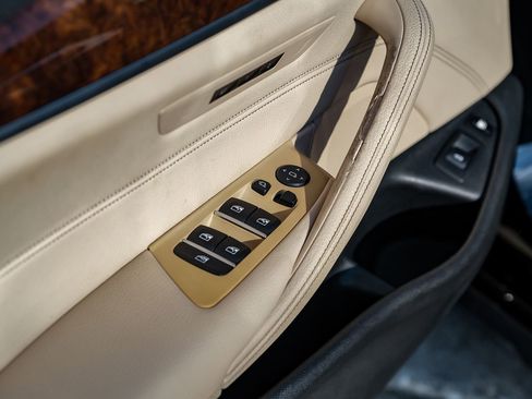 Used 2019 BMW 530e w/ Convenience Package image 42