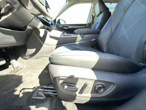New 2026 Toyota Highlander Platinum image 16