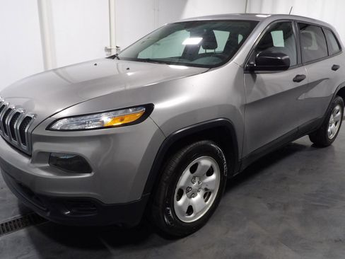 Used 2015 Jeep Cherokee Sport image 4