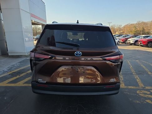 Used 2022 Toyota Sienna XLE image 4