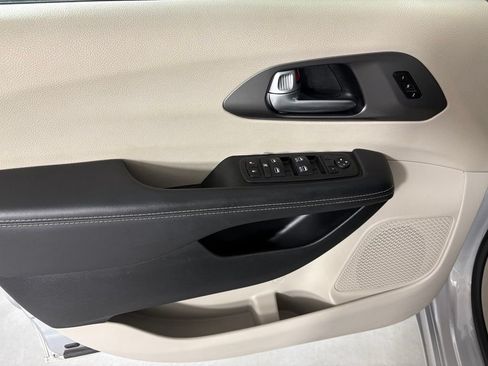 Used 2024 Chrysler Pacifica Touring-L FWD image 14