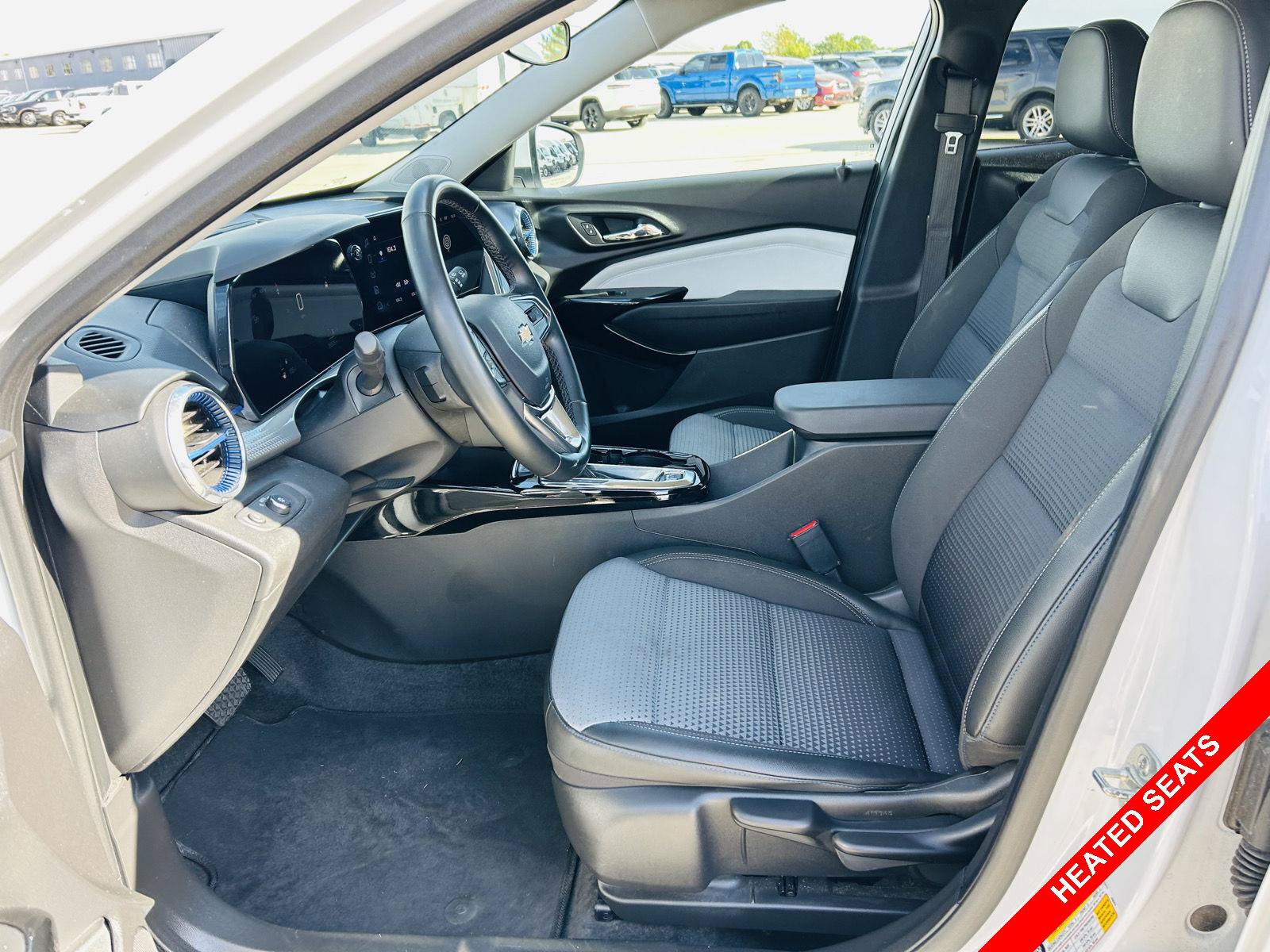 Used 2025 Chevrolet Trax LT w/ LT Convenience Package FWD image 3