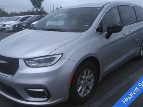 Used 2024 Chrysler Pacifica Touring-L FWD image 5