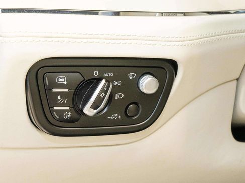 Used 2022 Bentley Bentayga AWD/4WD image 33