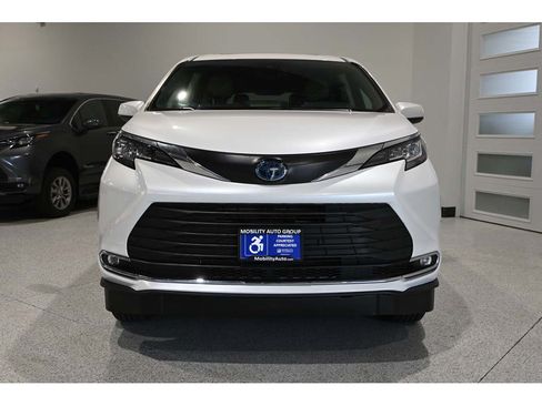 Used 2023 Toyota Sienna XLE w/ XLE Plus Package AWD/4WD image 4