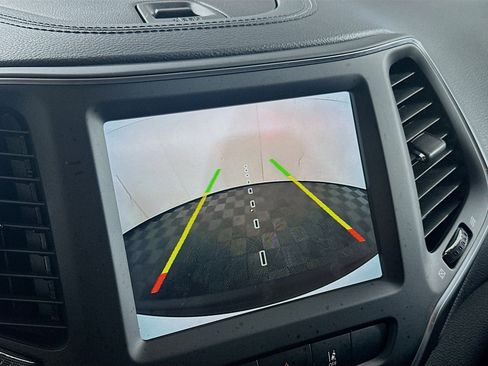 Used 2023 Jeep Cherokee Altitude Lux image 23