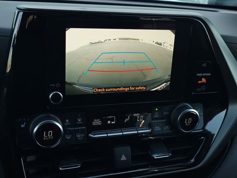 Certified 2023 Toyota Highlander XLE image 16