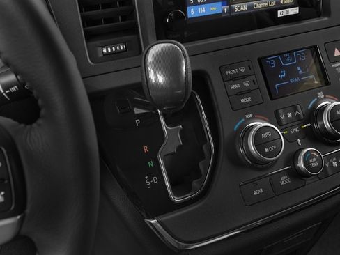 Used 2016 Toyota Sienna SE FWD image 13