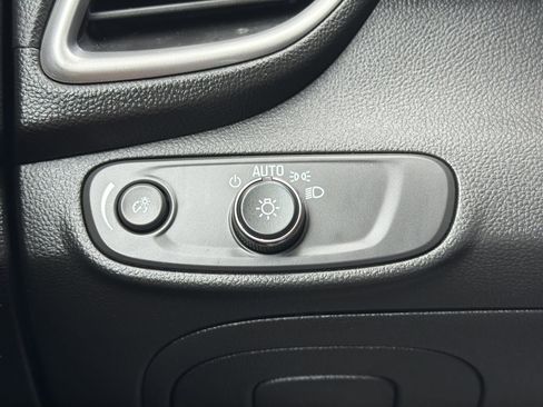 Used 2022 Chevrolet Trax LT w/ LT Convenience Package FWD image 24