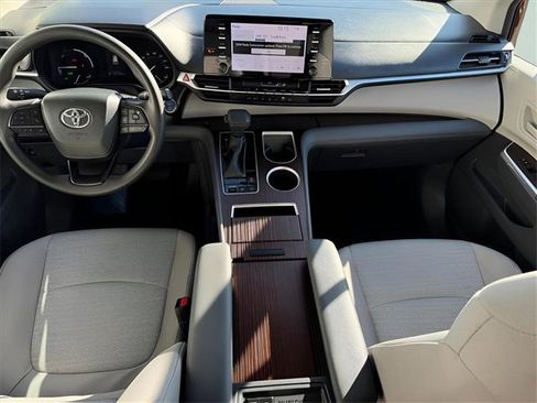 Used 2024 Toyota Sienna LE image 8