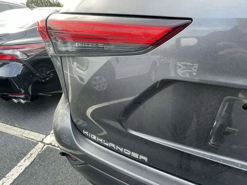 Used 2021 Toyota Highlander Limited FWD image 8