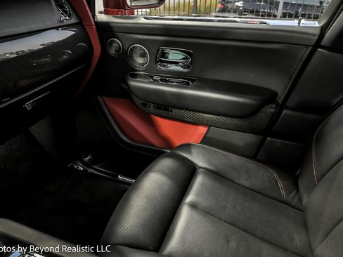 Used 2021 Rolls-Royce Cullinan Black Badge image 46