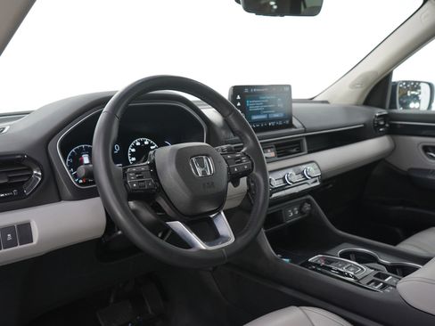 Used 2024 Honda Pilot Touring image 29