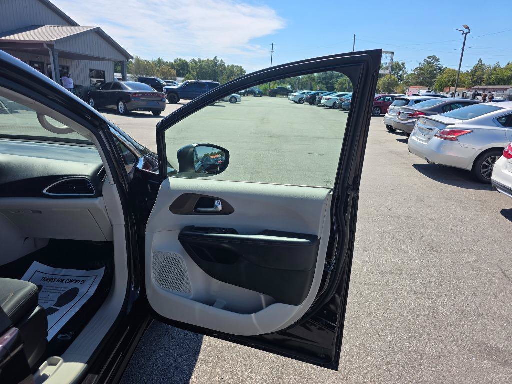 Used 2018 Chrysler Pacifica LX w/ Tire & Wheel Group FWD image 11