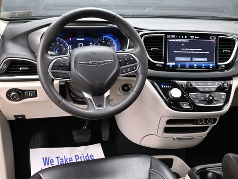 Used 2023 Chrysler Pacifica Touring-L FWD image 18