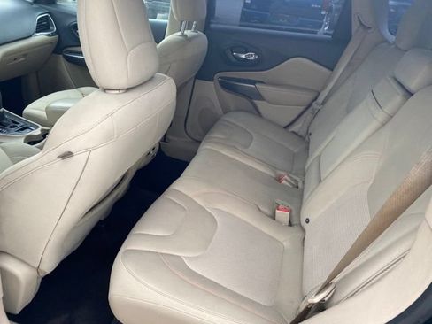 Used 2019 Jeep Cherokee Latitude FWD image 11