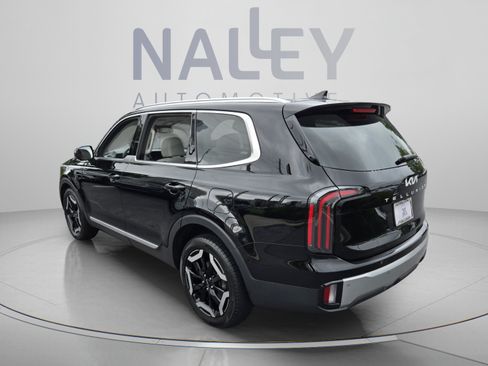 Used 2023 Kia Telluride EX w/ EX Captain's Chair Package FWD image 3