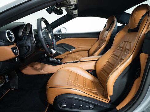 Used 2016 Ferrari California T RWD image 9