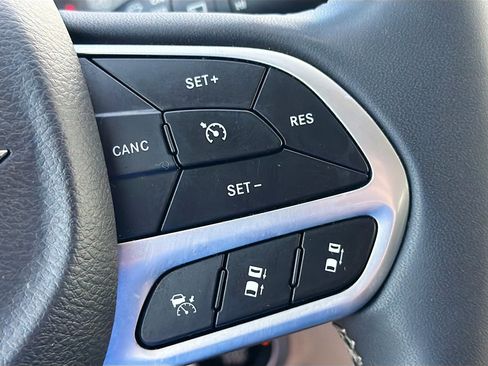 Used 2023 Chrysler Pacifica Touring-L FWD image 37