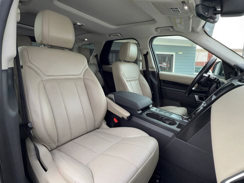 Used 2017 Land Rover Discovery SE image 25