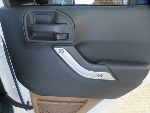 Used 2017 Jeep Wrangler Unlimited Sahara w/ Dual Top Group AWD/4WD image 22