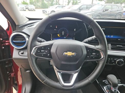 Used 2025 Chevrolet Trax LT w/ LT Convenience Package FWD image 18