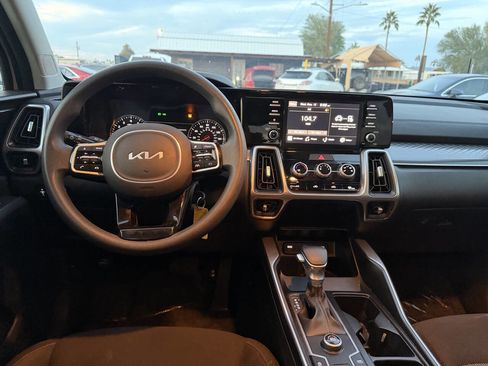Used 2023 Kia Sorento LX image 28