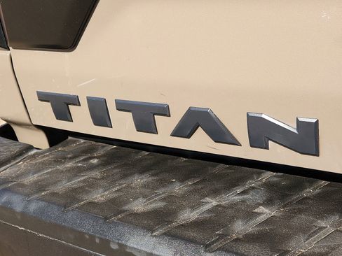Used 2022 Nissan Titan PRO-4X w/ Pro-4x Convenience Package image 9