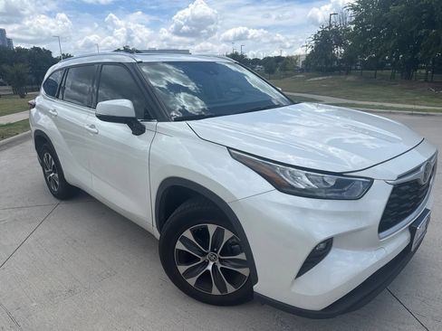 Used 2020 Toyota Highlander XLE FWD image 2