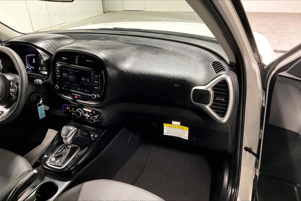Used 2025 Kia Soul LX w/ LX Technology Package FWD image 19