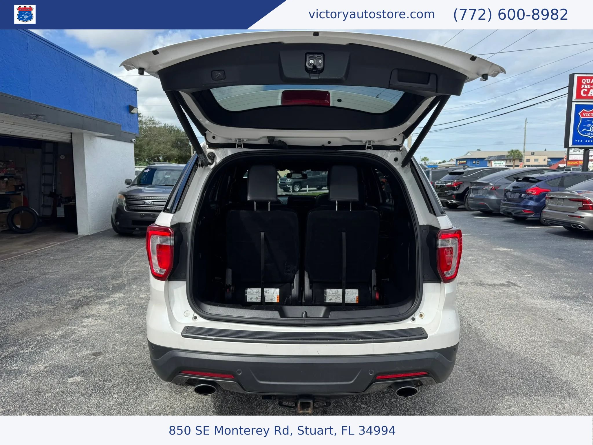 Used 2018 Ford Explorer XLT w/ Equipment Group 202A AWD/4WD image 12