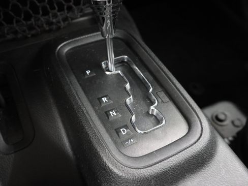 Used 2017 Jeep Wrangler Unlimited Sahara w/ Connectivity Group AWD/4WD image 38