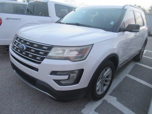 Used 2017 Ford Explorer XLT w/ Equipment Group 202A FWD image 3