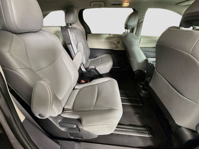 Certified 2024 Toyota Sienna XLE FWD image 30