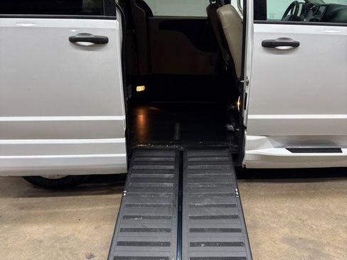 Used 2019 Dodge Grand Caravan SE w/ Power Convenience Group I image 1