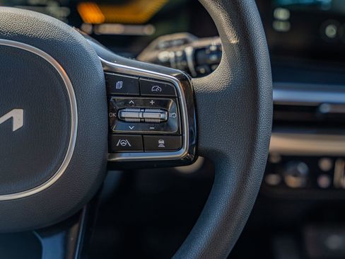 Used 2025 Kia Sorento LX image 28