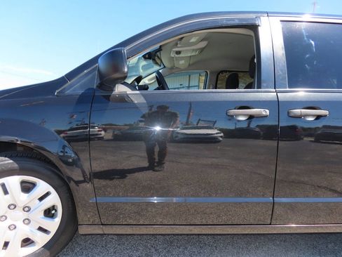 Used 2019 Dodge Grand Caravan SE FWD image 31