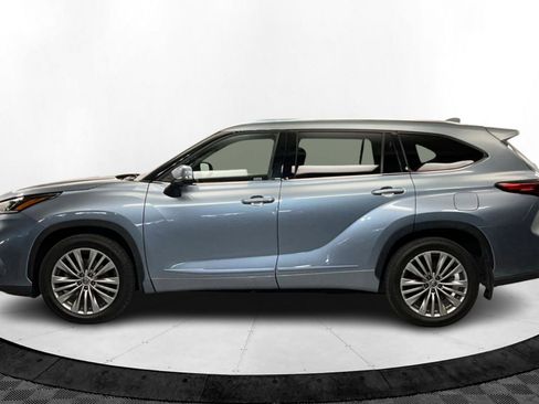 Certified 2022 Toyota Highlander Platinum image 2