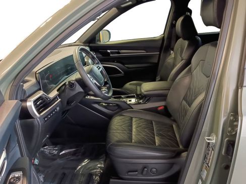 Used 2025 Kia Telluride AWD image 19