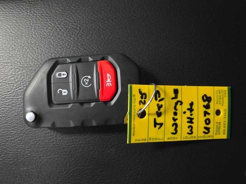 Used 2025 Jeep Wrangler Sahara image 23