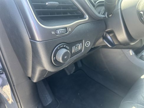 Used 2021 Jeep Cherokee Latitude Lux w/ Comfort/Convenience Group image 33