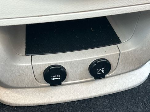Used 2015 Chrysler Town & Country Touring FWD image 31