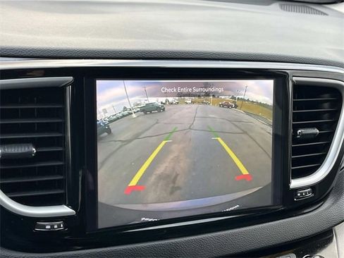 Used 2023 Chrysler Pacifica Touring-L image 37