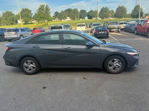 Used 2025 Hyundai Elantra SE FWD image 9