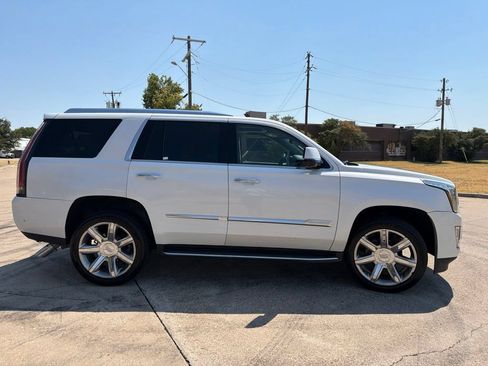 Used 2017 Cadillac Escalade Luxury RWD image 4