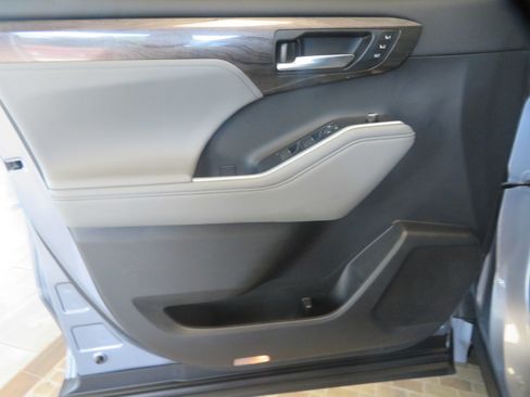Used 2021 Toyota Highlander Platinum FWD image 13