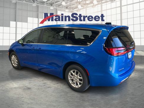 New 2026 Chrysler Pacifica Select image 3