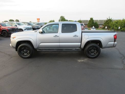 Used 2020 Toyota Tacoma SR AWD/4WD image 2