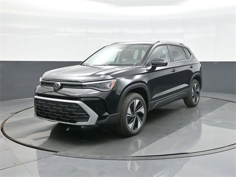 New 2026 Volkswagen Taos SE image 3
