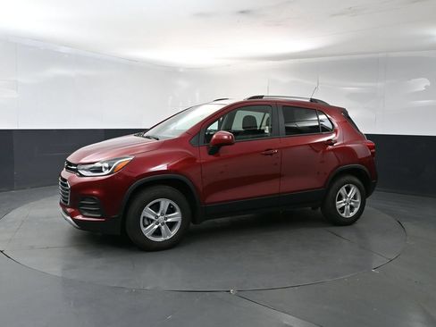 Used 2022 Chevrolet Trax LT w/ LT Convenience Package AWD/4WD image 2